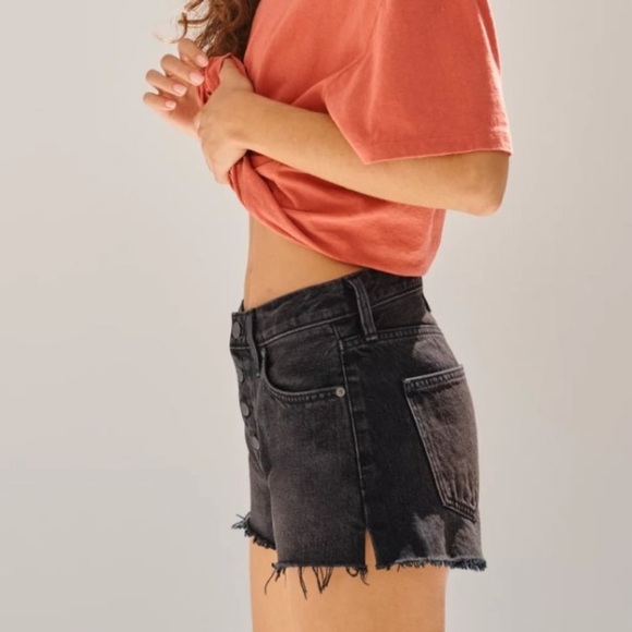 DENIM FORUM • The Yoko Exposed Button Short in Black - Picture 11 of 13